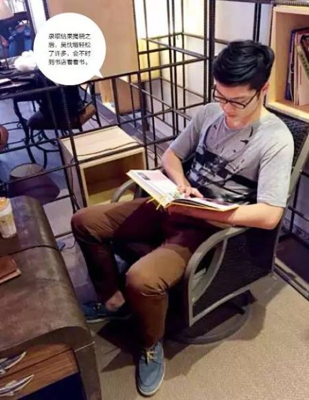 录取结果揭晓之后，吴忱锴轻松了许多，会不时到书店看看书。